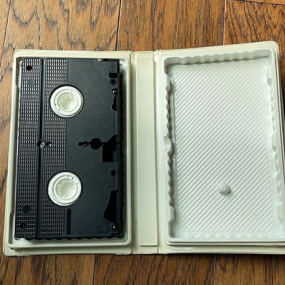 🔥host pick🔥 Black diamond Disney Classic Robin Hood VHS Tape. - Picture 4 of 6